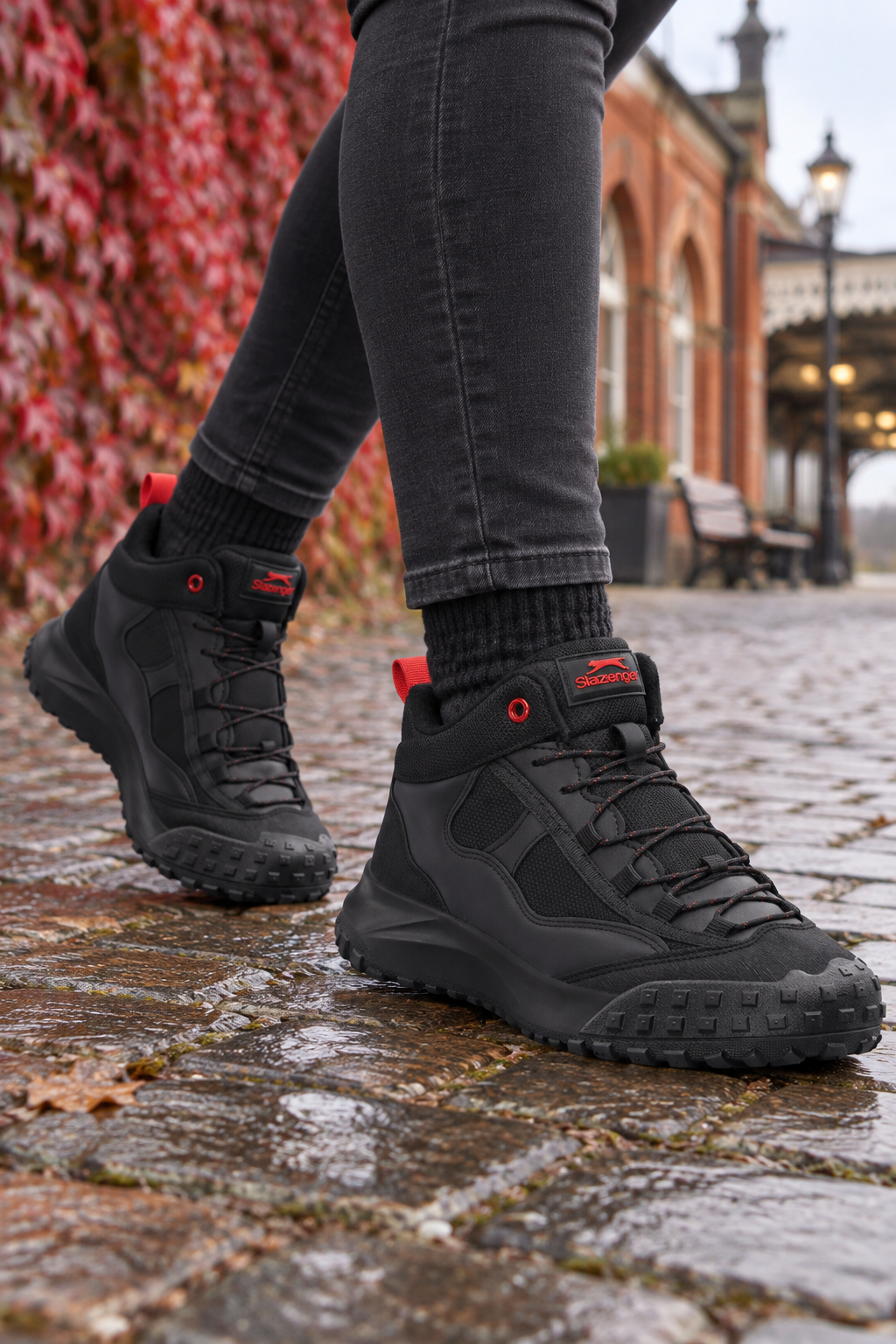 Bottes Slazenger Tolia — Noir / Rouge (femme), aux pieds