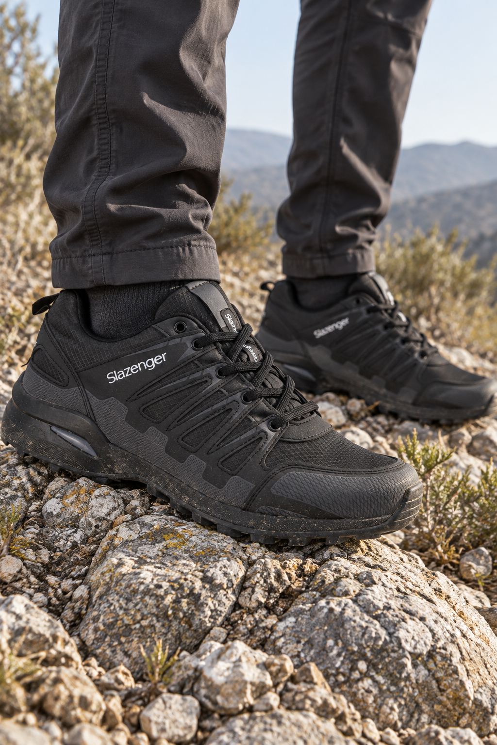 Chaussures outdoor Slazenger Activista — Noir / Gris foncé (homme), aux pieds