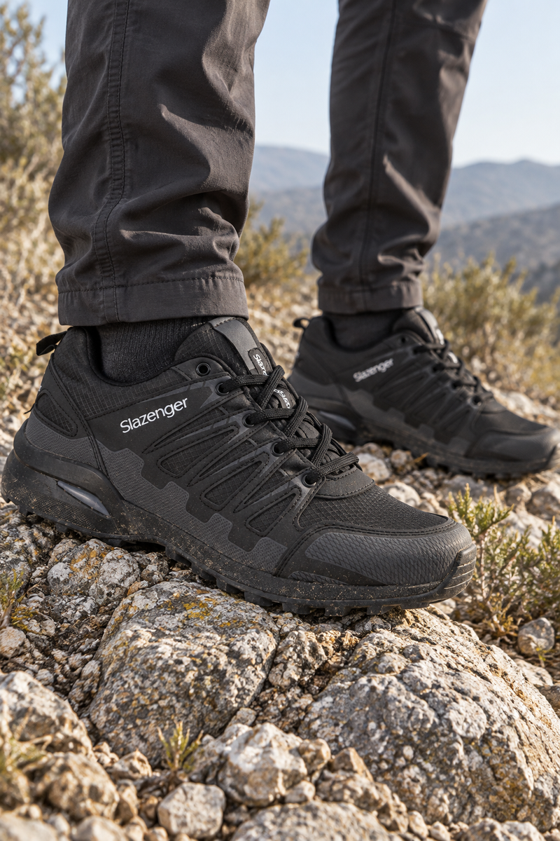 Zapatillas outdoor Slazenger Activista — Negro / Gris oscuro (hombre), en los pies