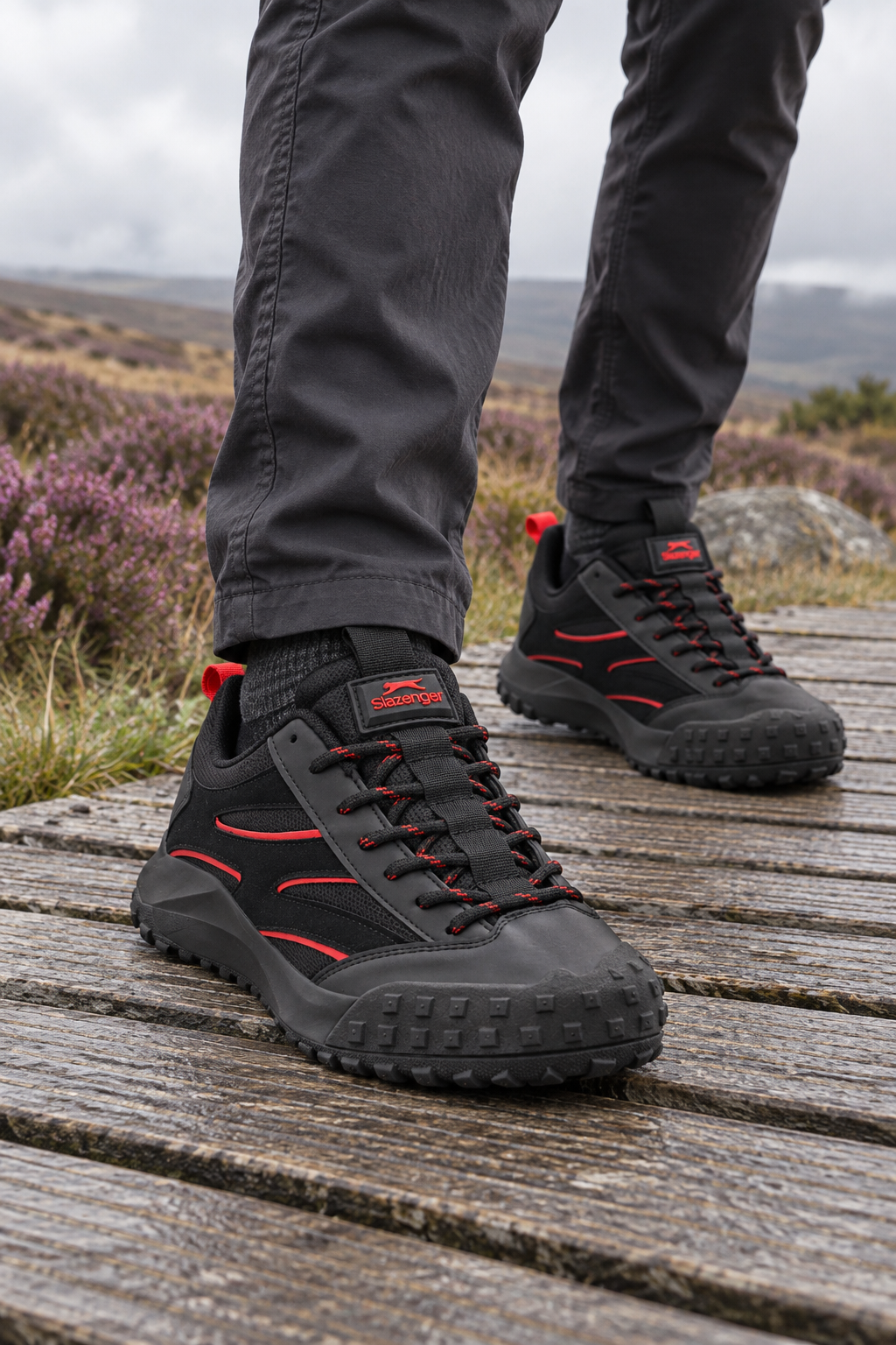 Zapatillas outdoor Slazenger Tatum — Negro / Rojo (hombre), en los pies