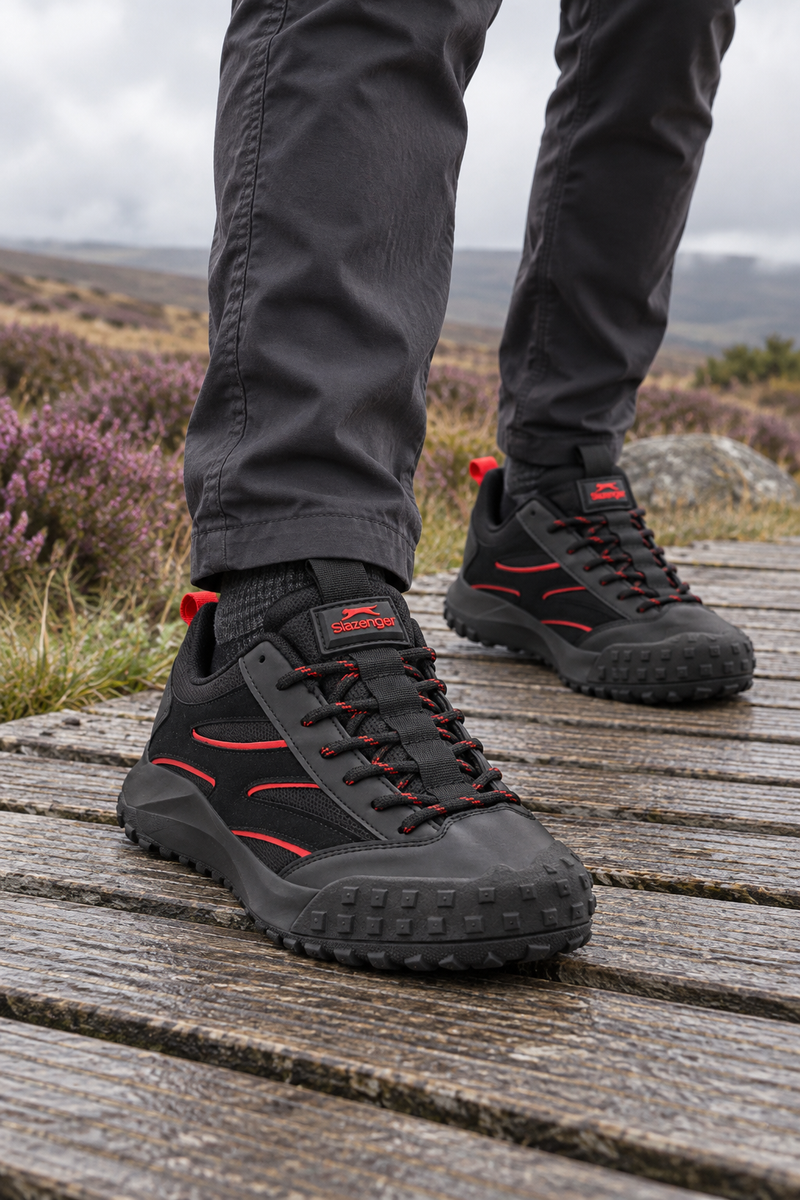 Zapatillas outdoor Slazenger Tatum — Negro / Rojo (hombre), en los pies