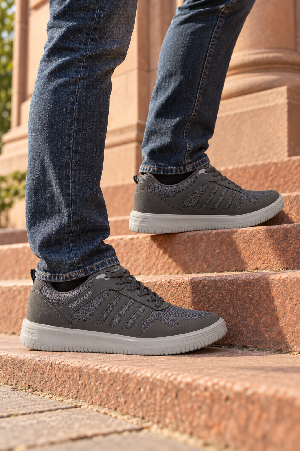 Slazenger Adapt Sneaker — Dunkelgrau / Weiß (Herren), am Fuß
