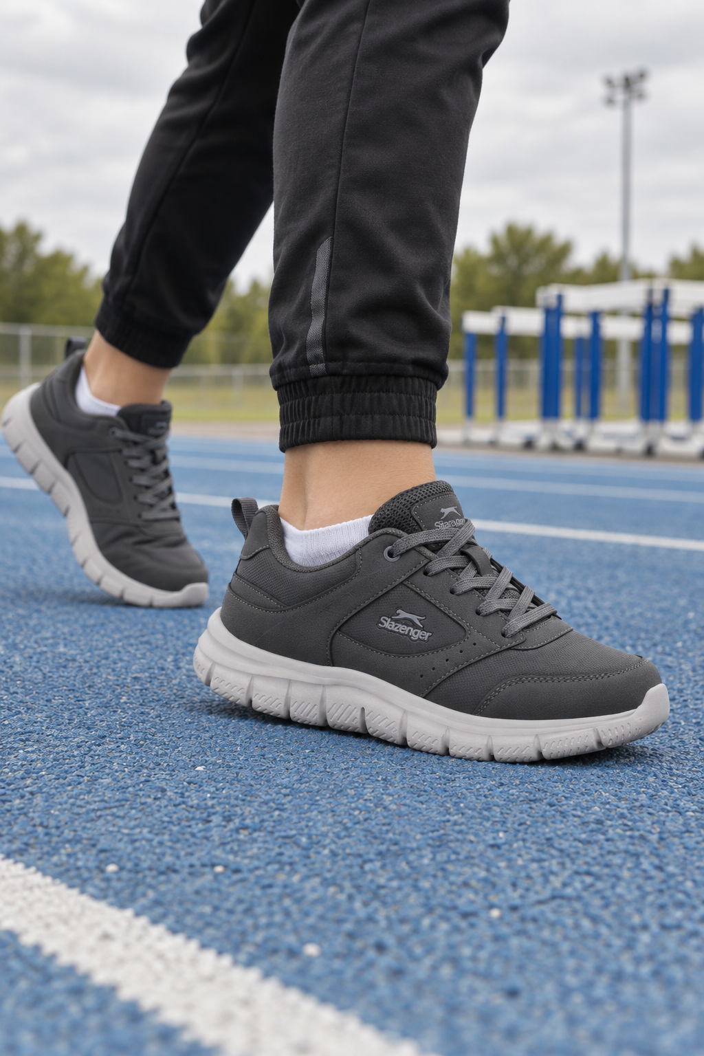 Zapatillas de running Slazenger Genfit — Gris oscuro (junior), en los pies