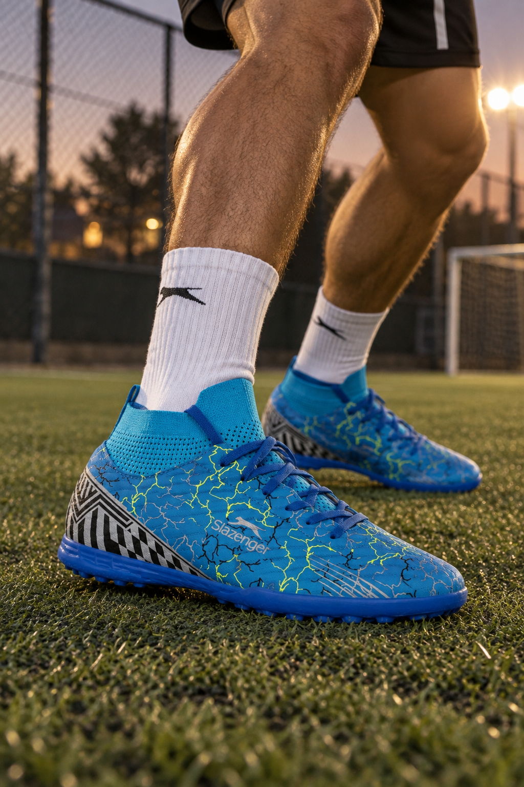 Chaussures de football synthétique Slazenger Corner — Bleu saxe (homme), aux pieds