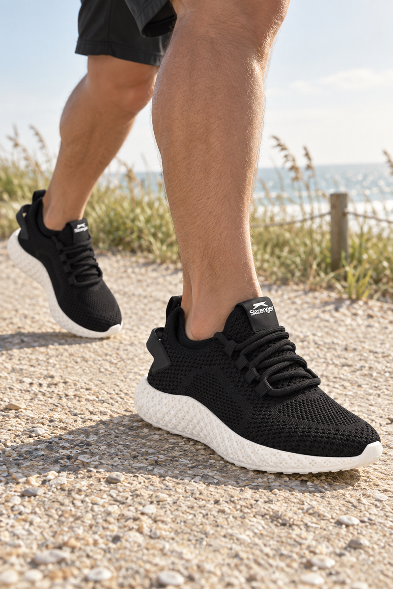 Zapatillas de running Slazenger Amir — Negro / Blanco (hombre), en los pies