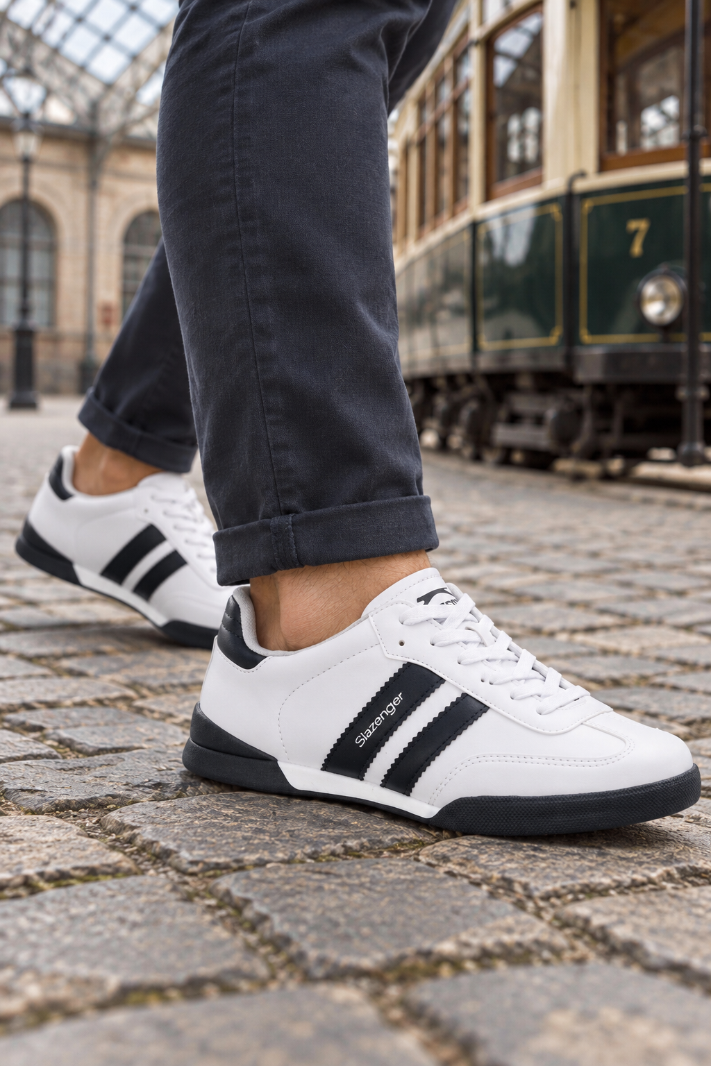 Baskets Slazenger Dakota — Blanc / Bleu marine (homme), aux pieds