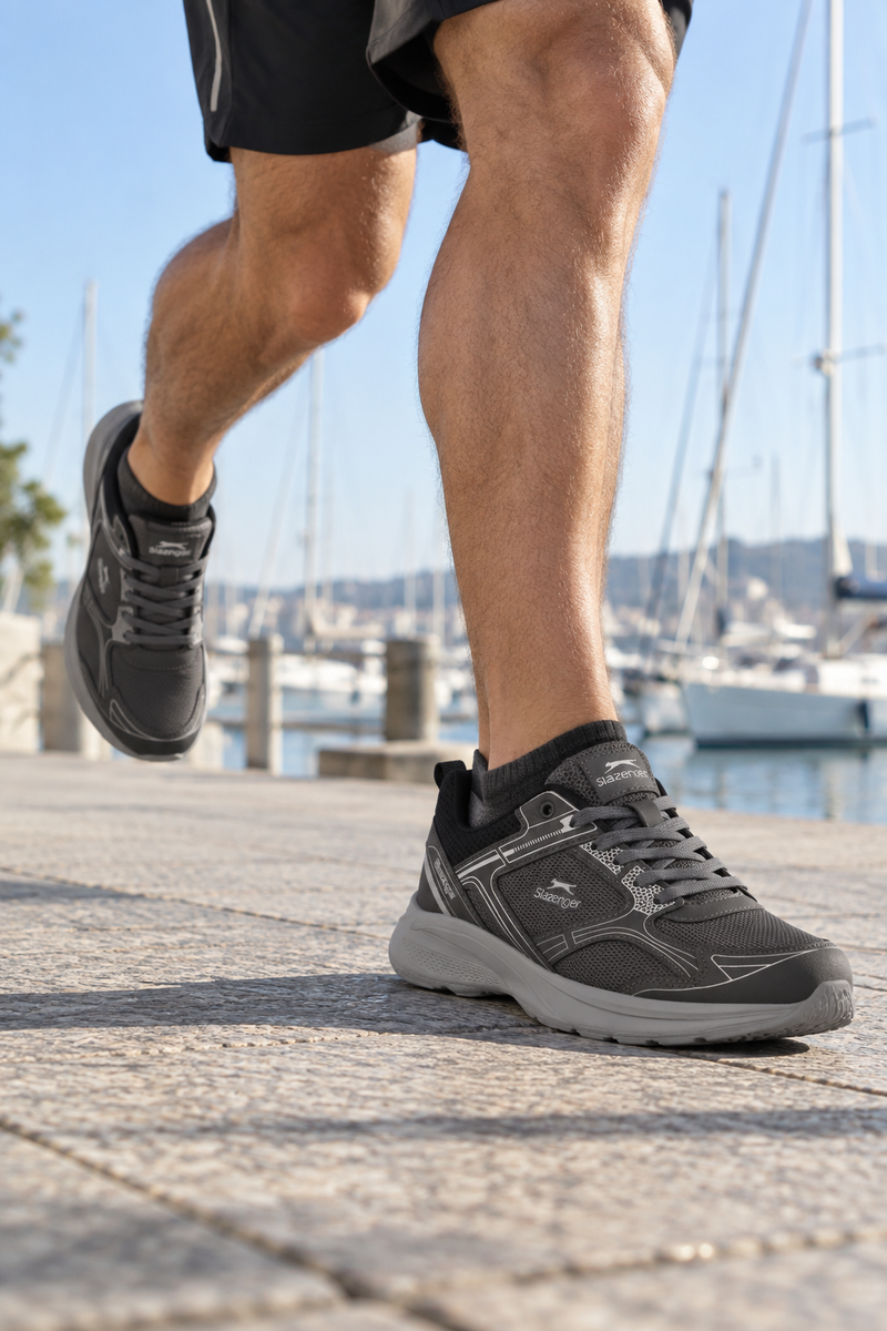 Zapatillas de running Slazenger Gala — Gris oscuro (hombre), en los pies