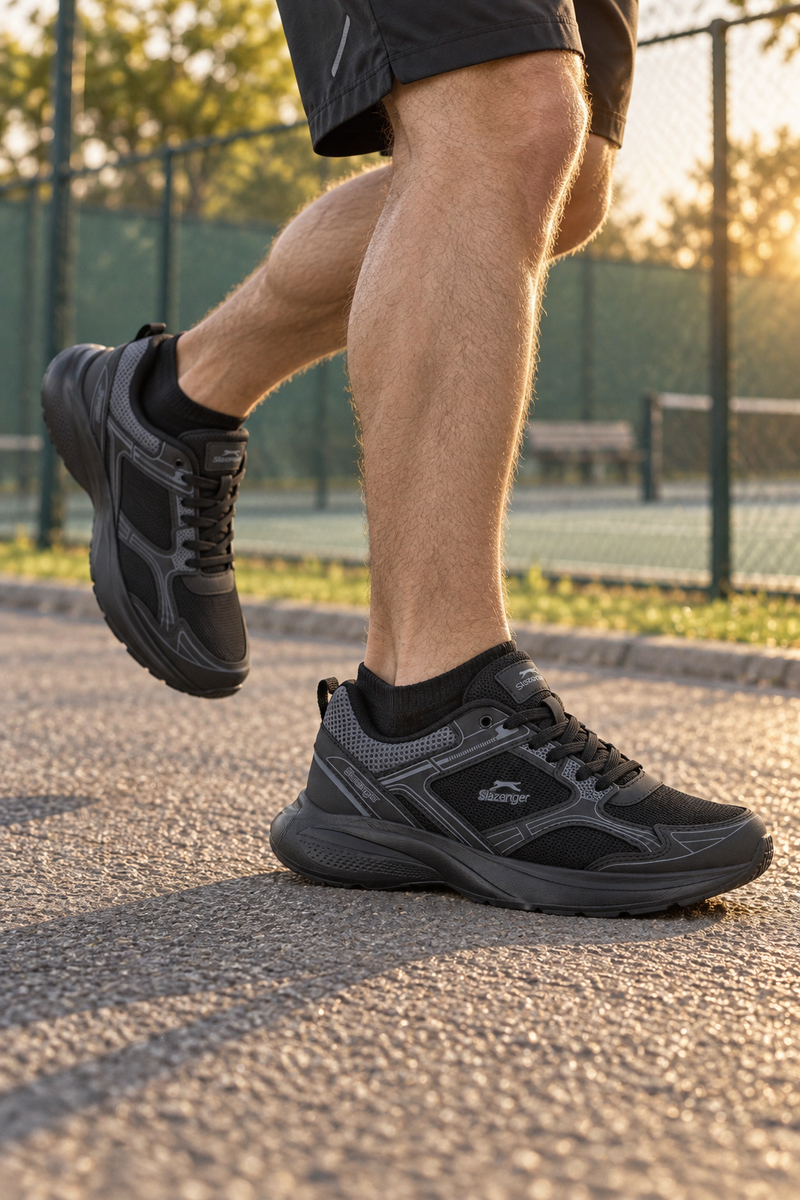 Zapatillas de running Slazenger Gala — Negro / Gris oscuro (hombre), en los pies