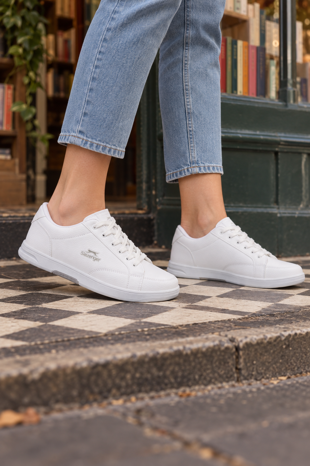 Baskets Slazenger Albert — Blanc / Argent (femme), aux pieds