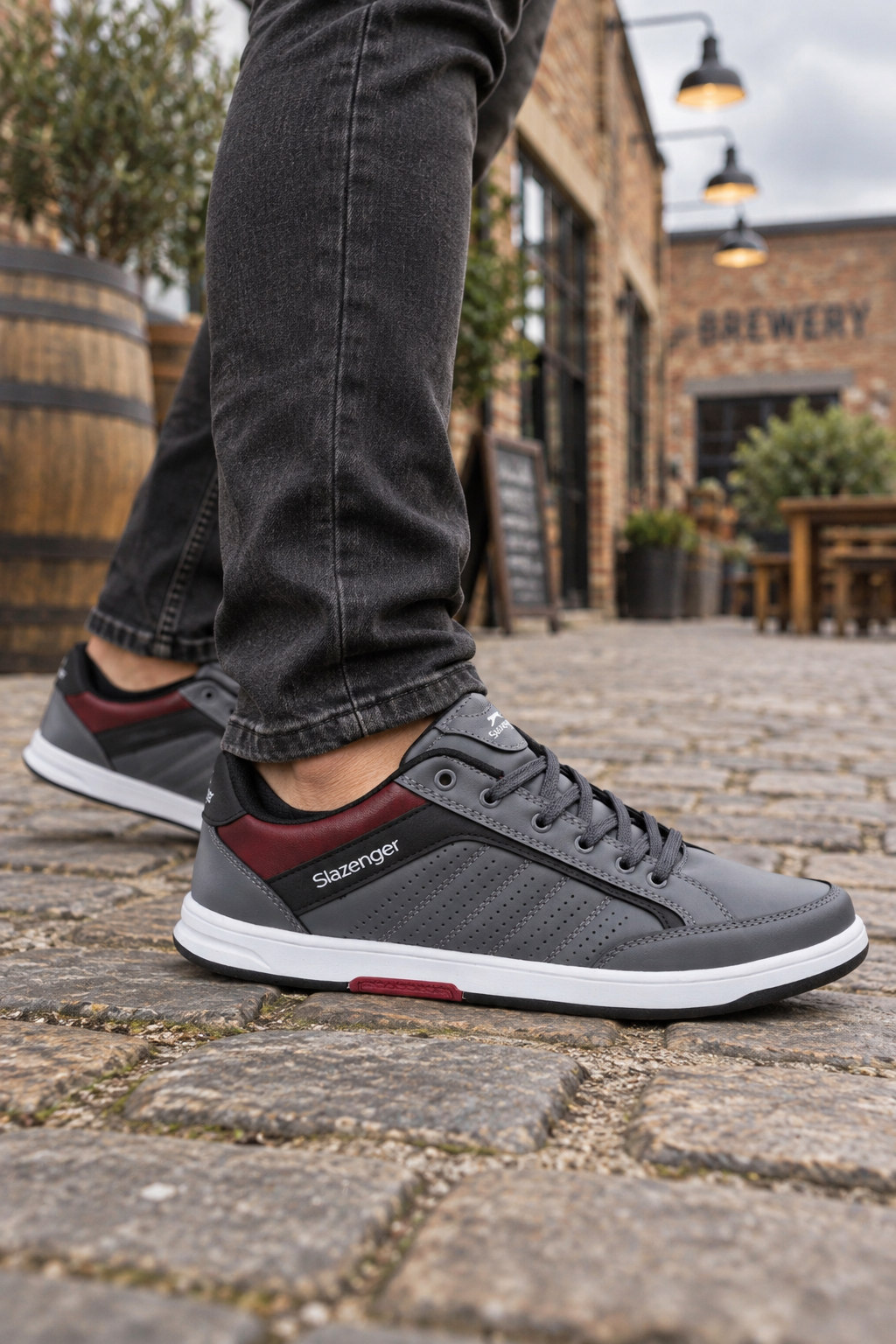 Slazenger Crest Sneaker — Dunkelgrau (Herren), am Fuß