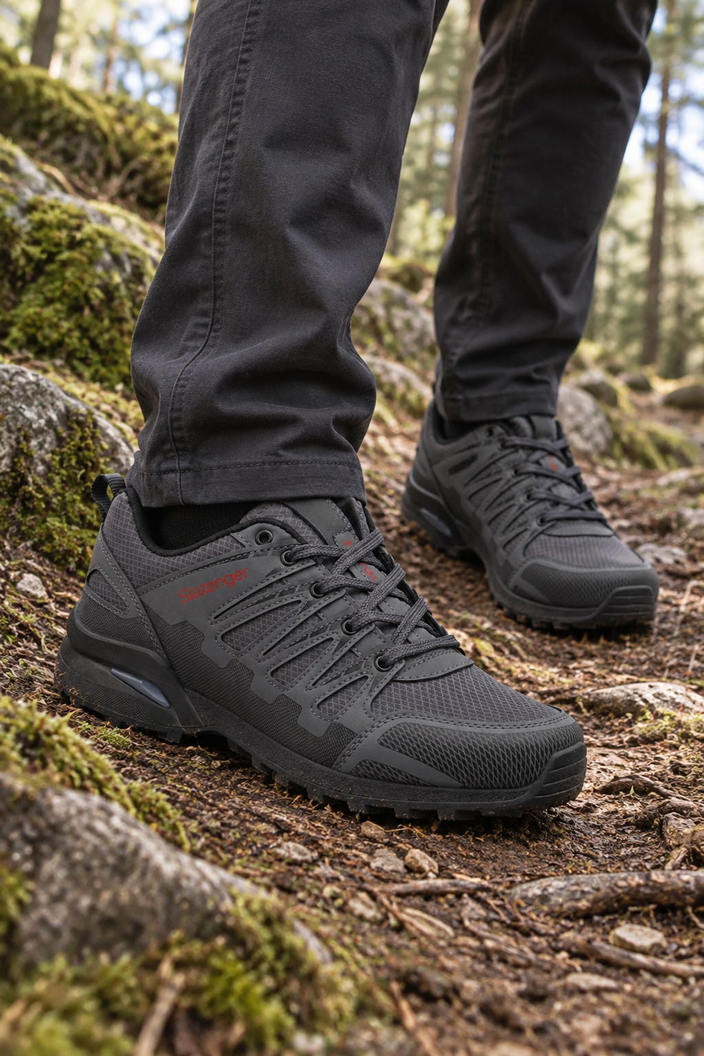 Zapatillas outdoor Slazenger Activista — Gris oscuro / Rojo (hombre), en los pies