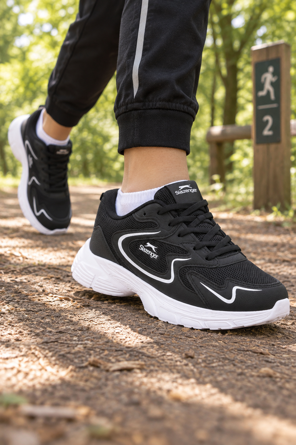 Zapatillas de running Slazenger Elijah — Negro / Blanco (junior), en los pies