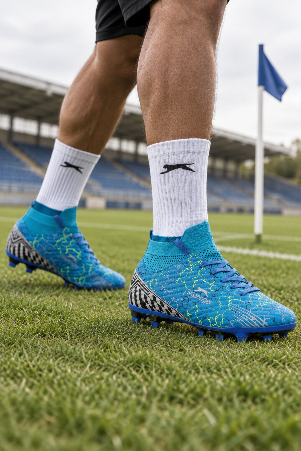 Botas de fútbol césped natural Slazenger Corner — Azul sajonia (hombre), en los pies