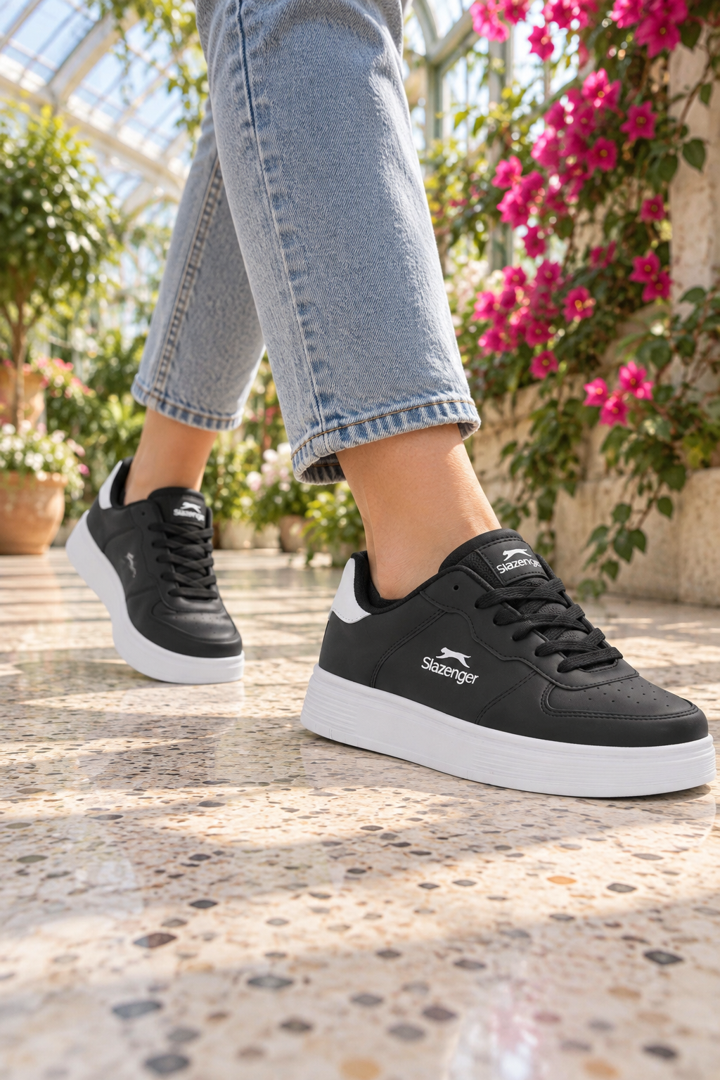 Baskets Slazenger Cruza — Noir / Blanc (femme), aux pieds