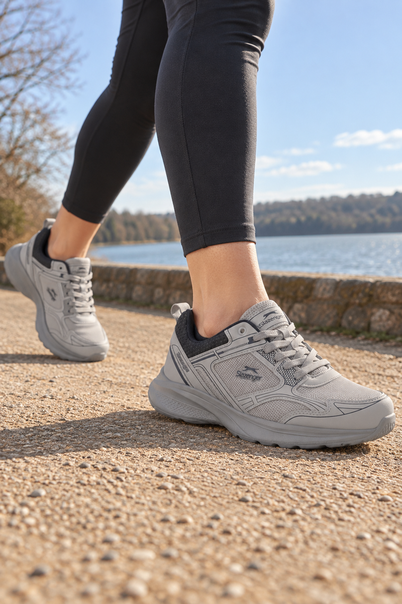 Zapatillas de running Slazenger Gala — Gris / Azul marino (mujer), en los pies