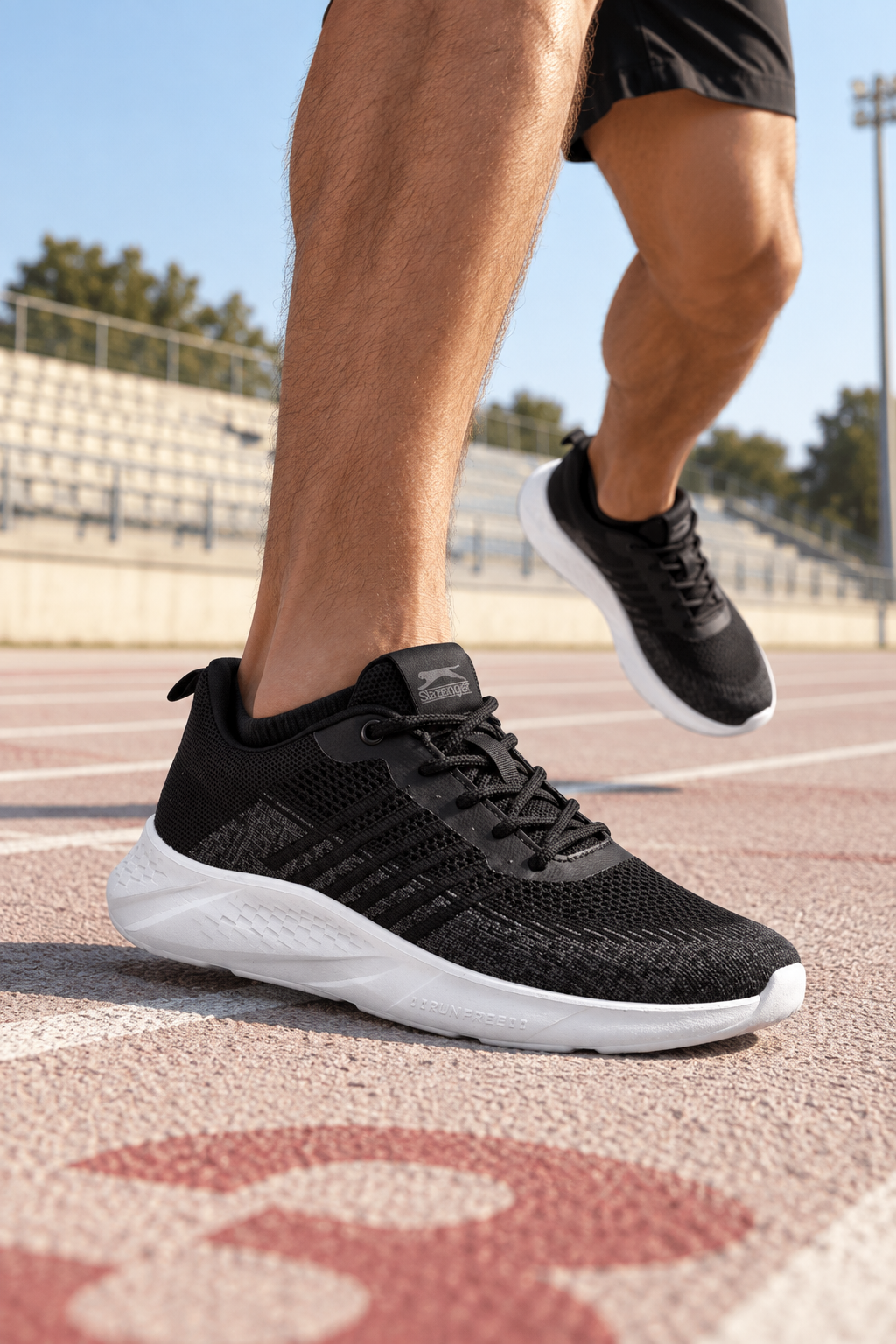 Slazenger Aeson Laufschuhe — Schwarz / Weiß (Herren), am Fuß