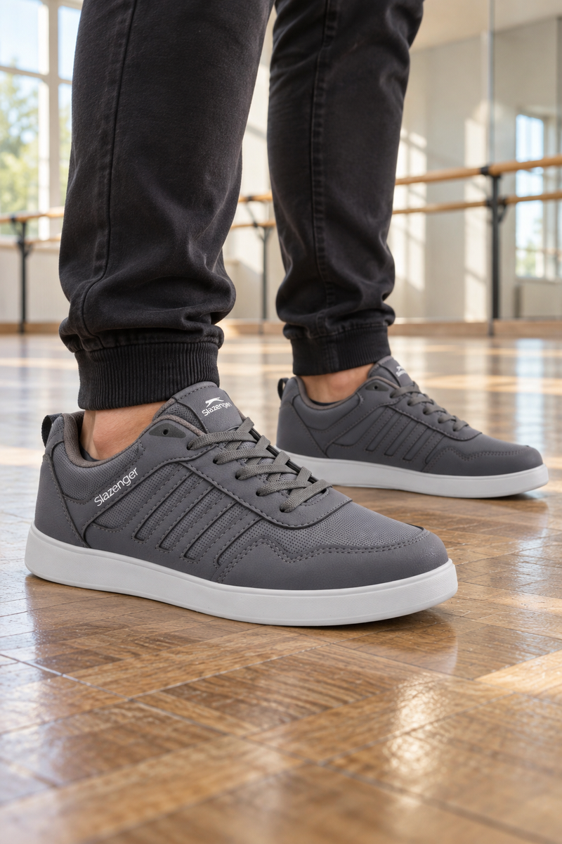 Sneakers Slazenger Electro — Grigio scuro (uomo), indosso