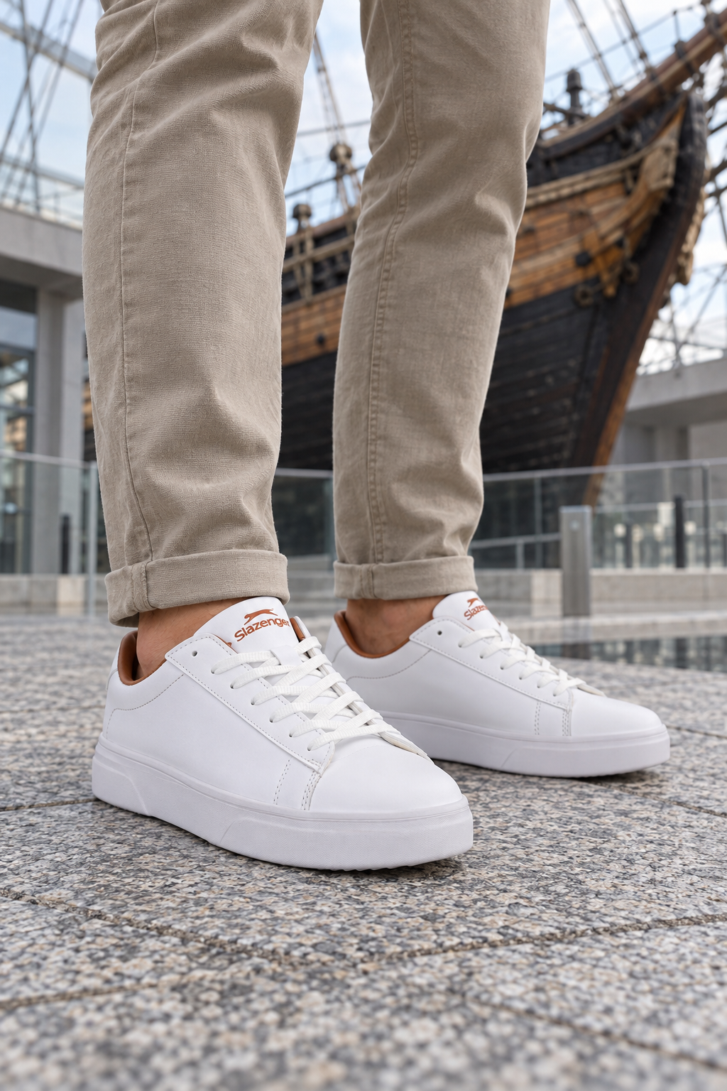 Slazenger Flash Sneaker — Weiß / Cognac (Herren), am Fuß