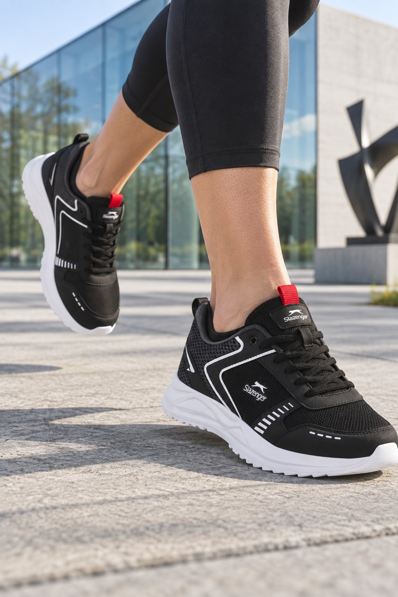 Zapatillas de running Slazenger Gummy — Negro / Blanco (mujer), en los pies
