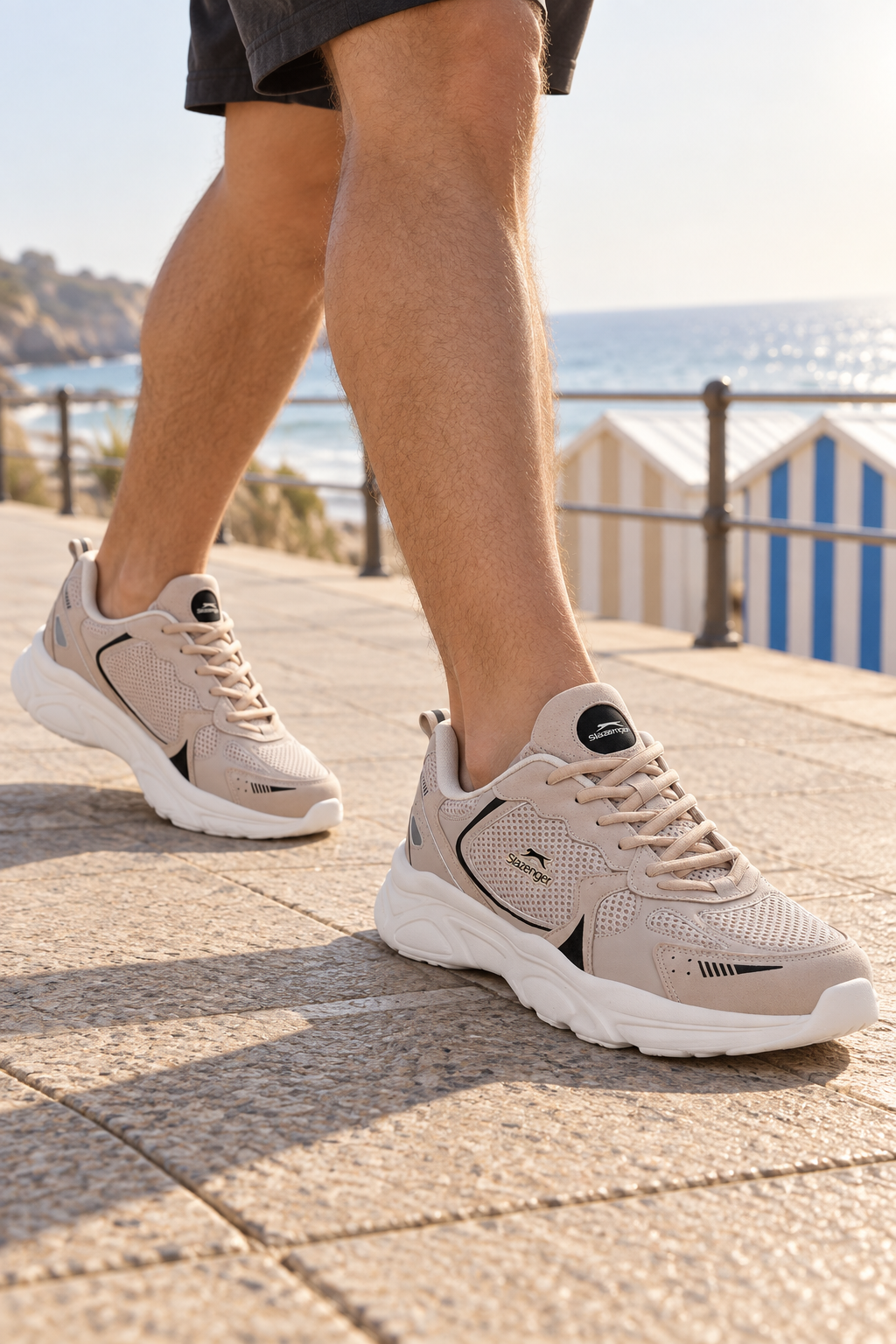 Zapatillas de running Slazenger Inferno — Beige / Negro (hombre), en los pies