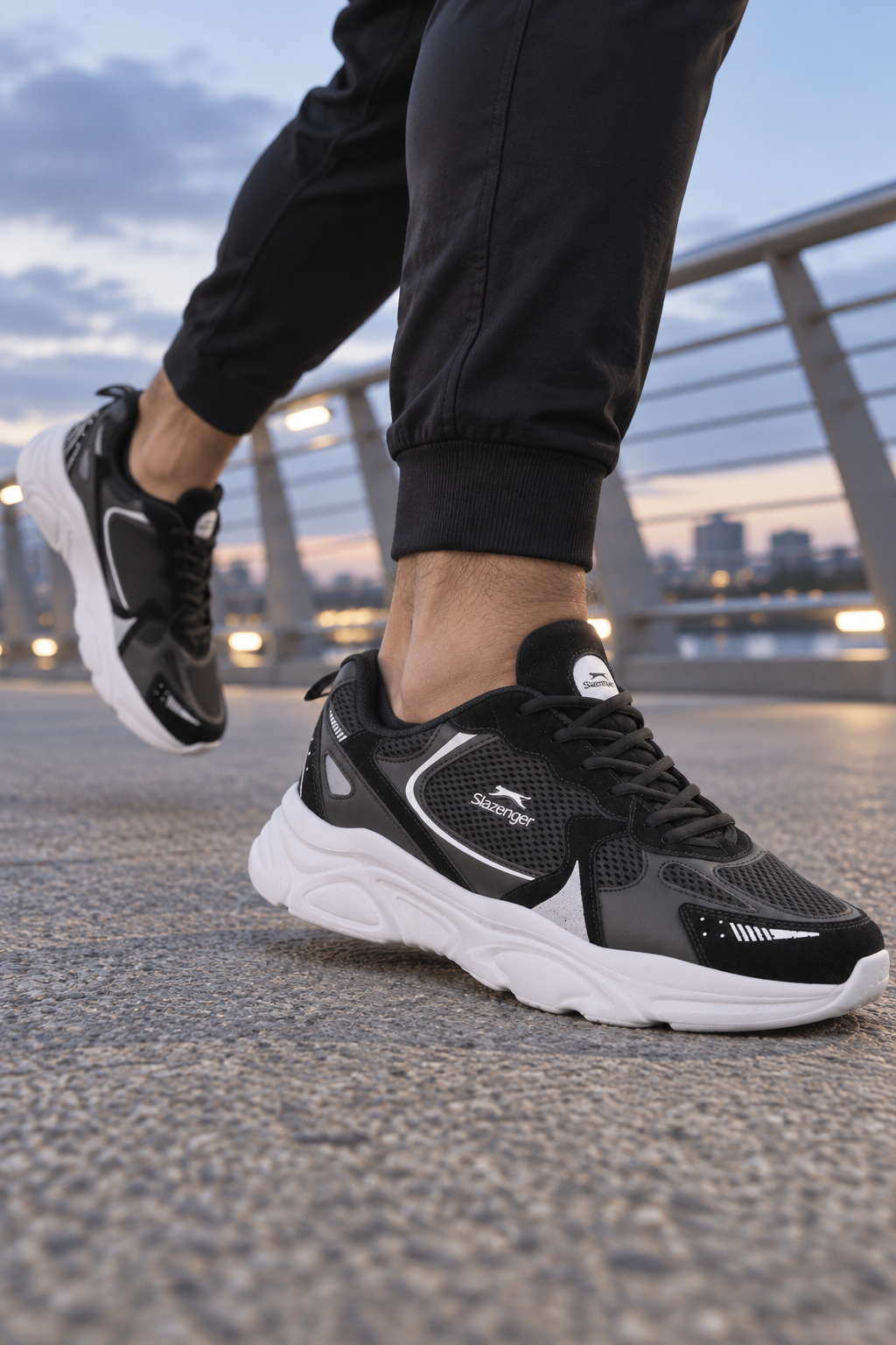 Zapatillas de running Slazenger Inferno — Negro / Blanco (hombre), en los pies