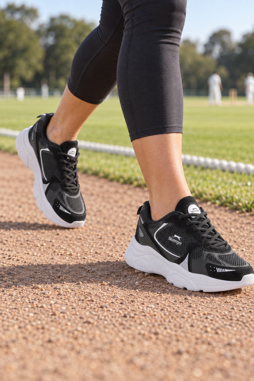 Zapatillas de running Slazenger Inferno — Negro / Blanco (mujer), en los pies