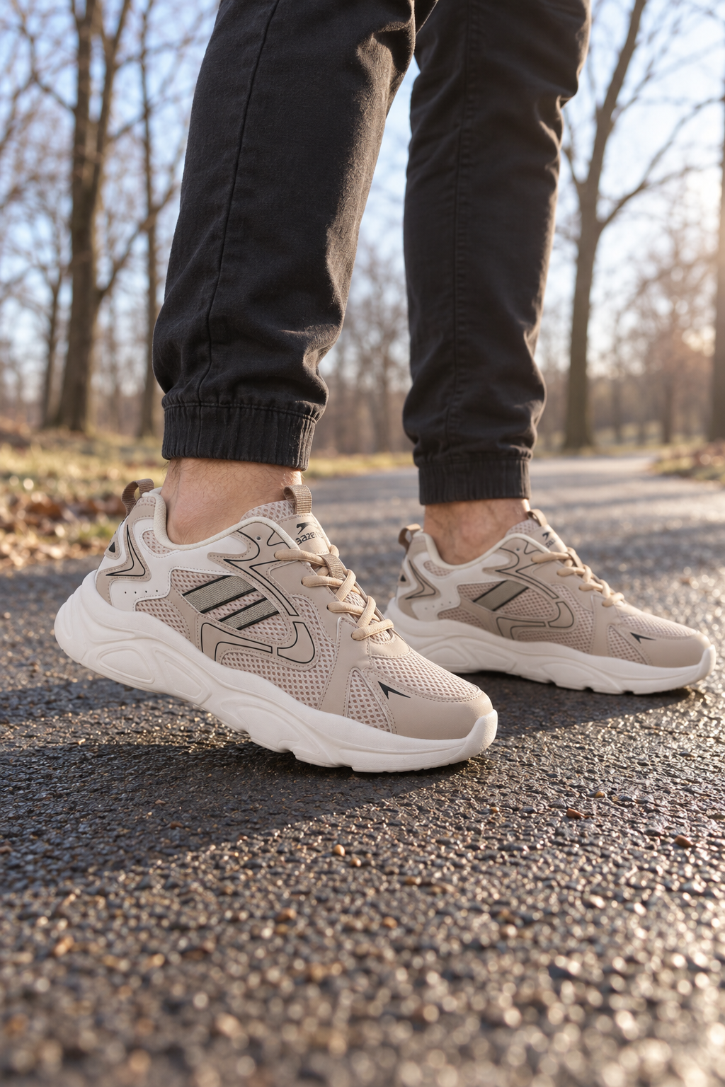 Zapatillas de running Slazenger Inmortal — Beige / Negro (hombre), en los pies