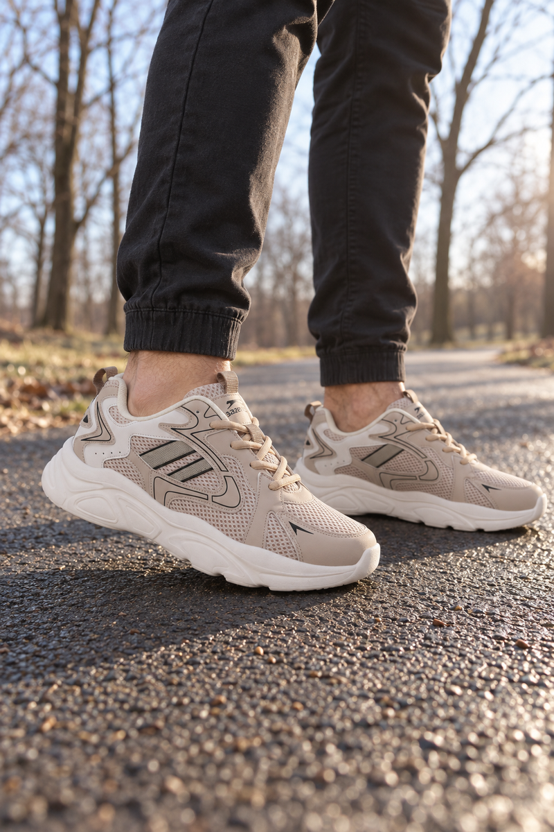Zapatillas de running Slazenger Inmortal — Beige / Negro (hombre), en los pies