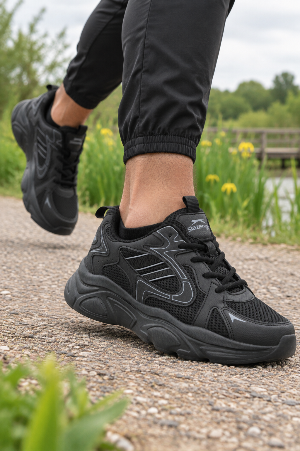 Zapatillas de running Slazenger Inmortal — Negro / Gris oscuro (hombre), en los pies