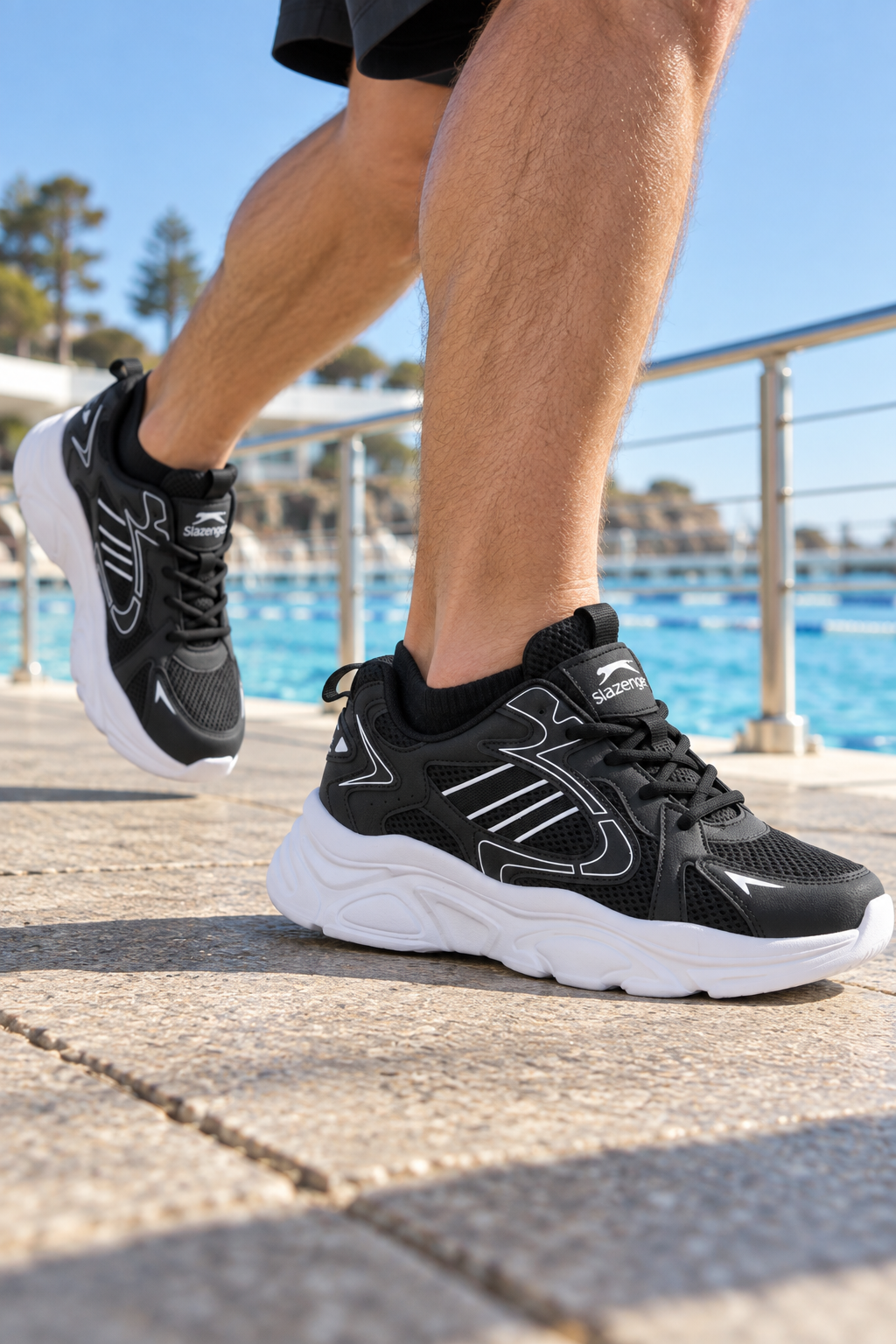 Zapatillas de running Slazenger Inmortal — Negro / Blanco (hombre), en los pies