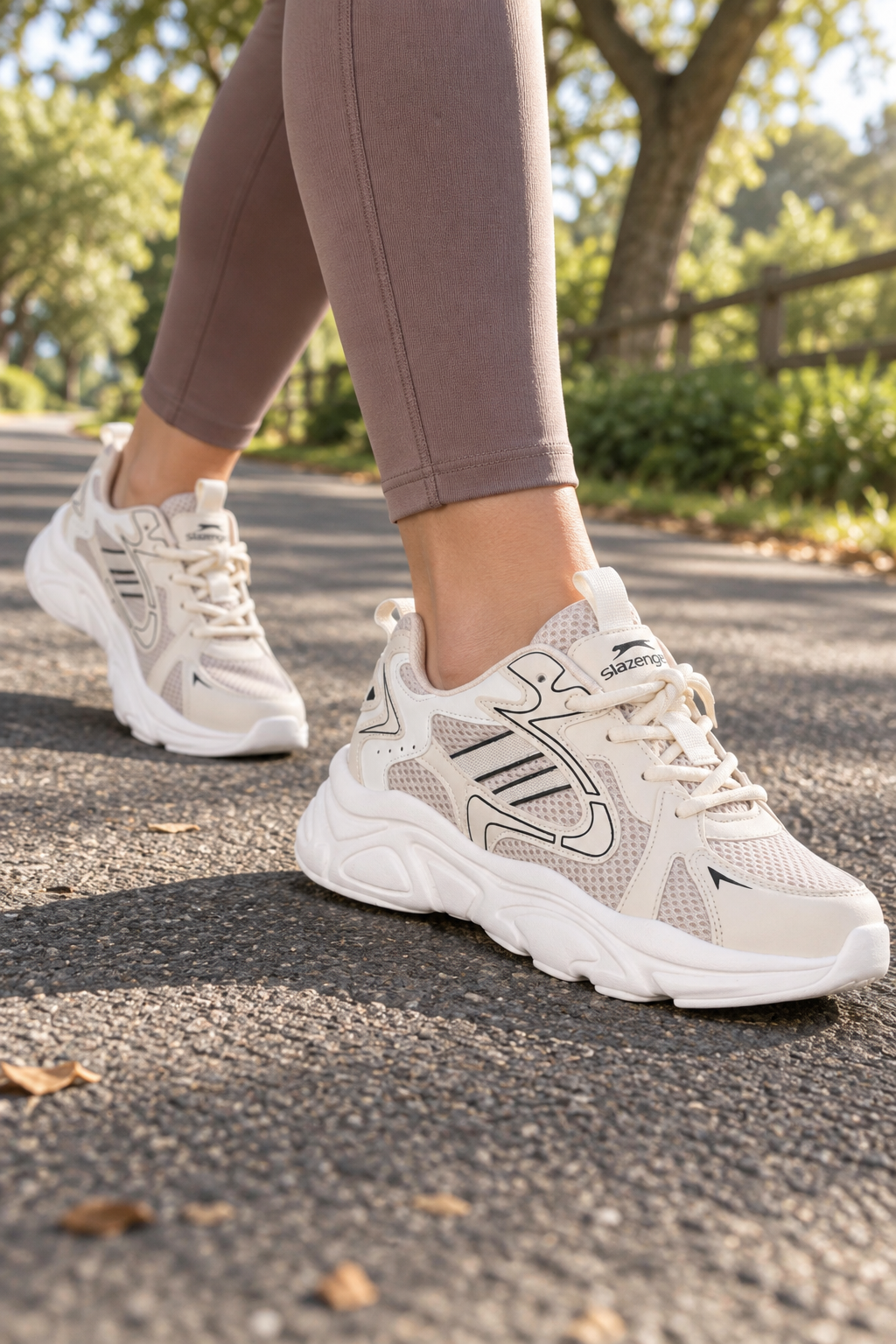 Zapatillas de running Slazenger Inmortal — Beige / Negro (mujer), en los pies