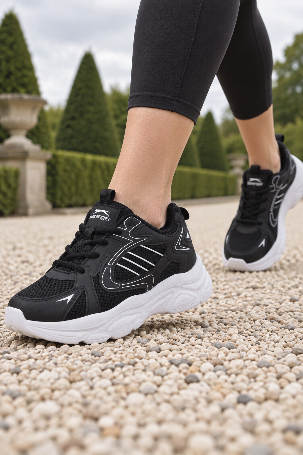 Zapatillas de running Slazenger Inmortal — Negro / Blanco (mujer), en los pies