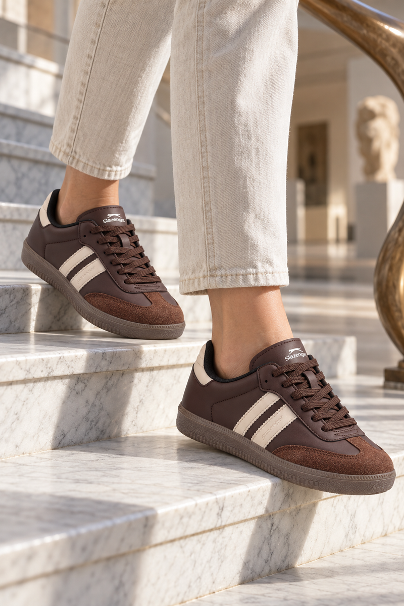 Zapatillas Slazenger Italy — Marrón / Beige (mujer), en los pies