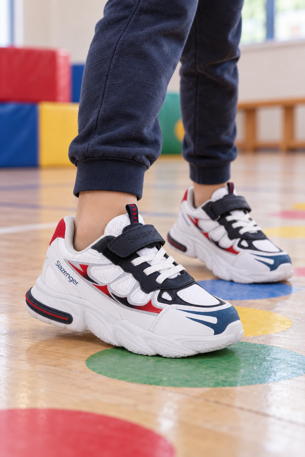 Slazenger Kafka Sneaker — Weiß / Marineblau (Kinder), am Fuß
