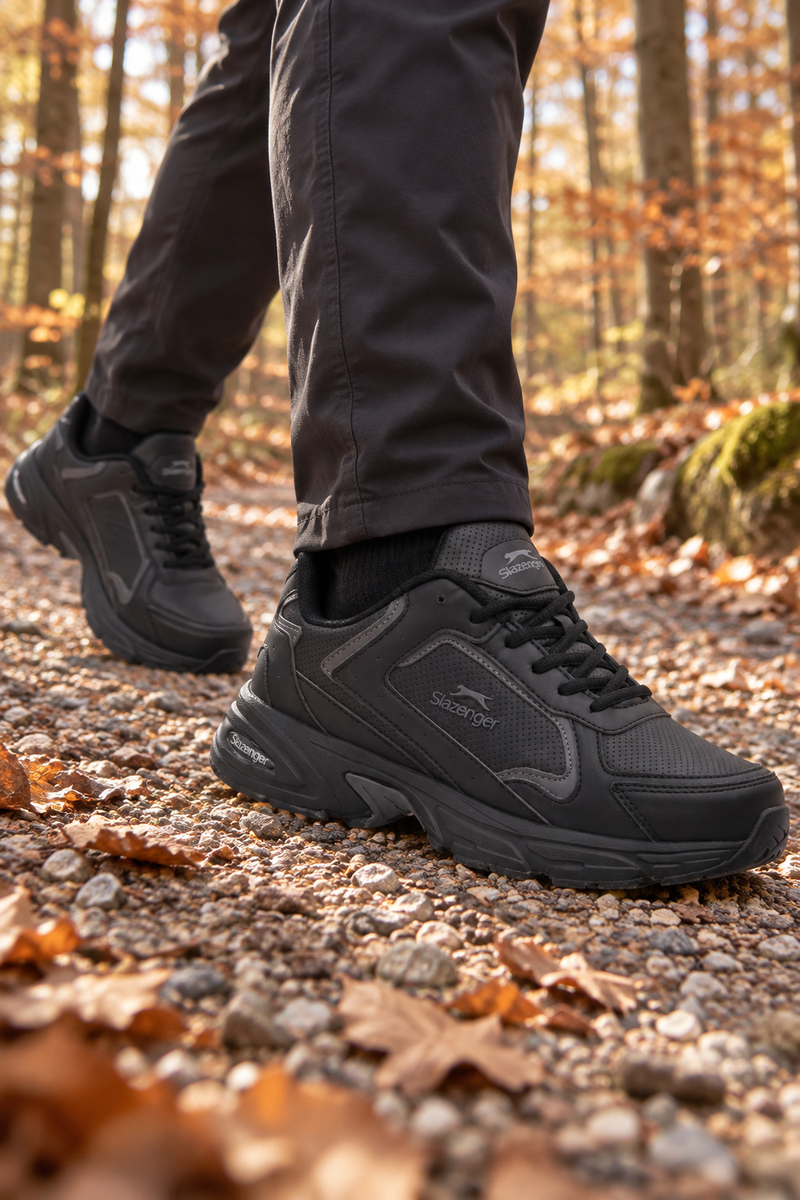 Zapatillas de running Slazenger Moss — Negro / Gris oscuro (hombre), en los pies