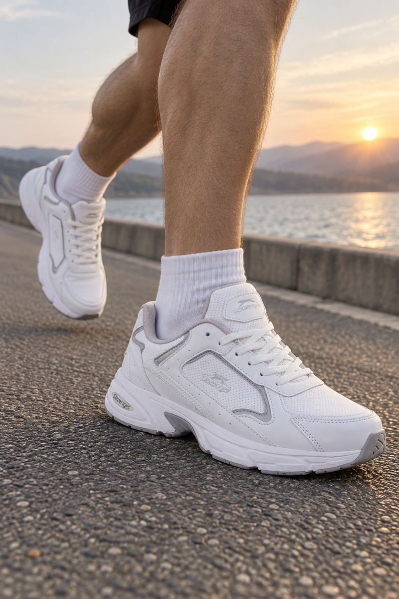 Zapatillas de running Slazenger Moss — Blanco / Gris (hombre), en los pies
