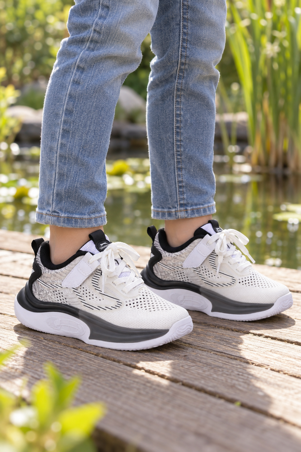 Baskets Slazenger Nitro — Blanc / Noir (enfant), aux pieds