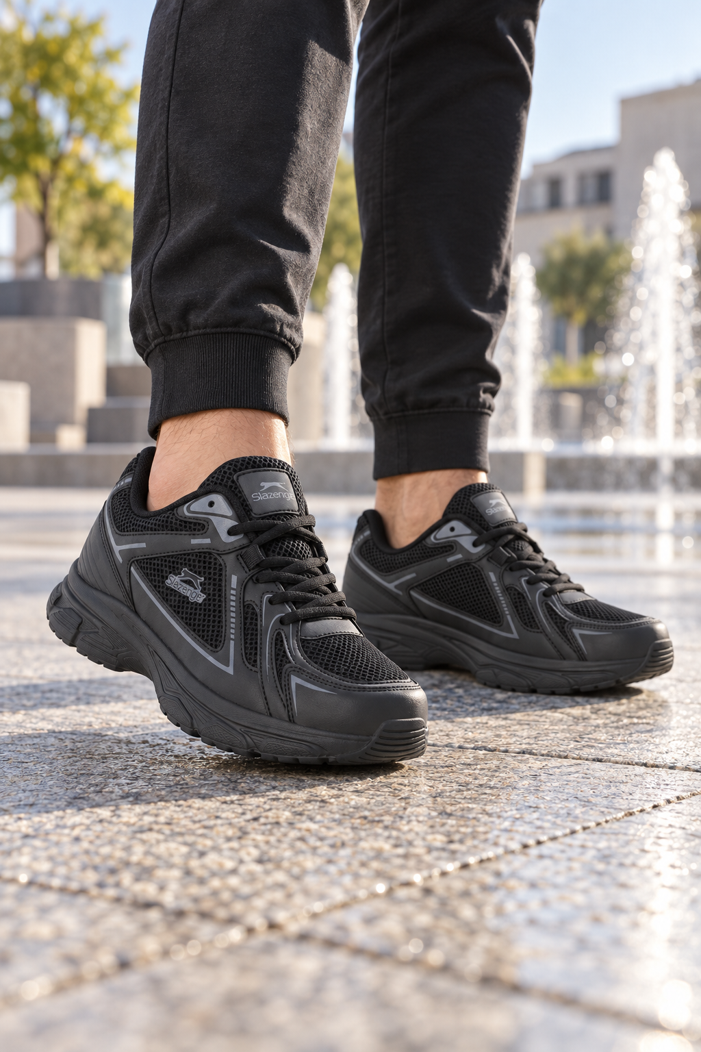 Zapatillas de running Slazenger Opsist — Negro / Gris oscuro (hombre), en los pies