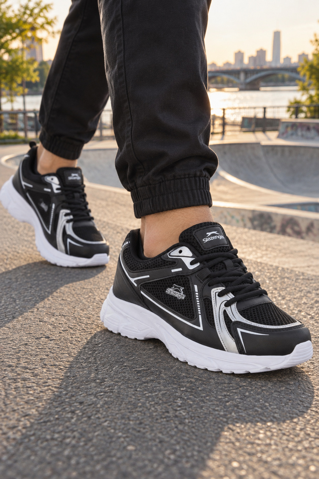Zapatillas de running Slazenger Opsist — Negro / Plateado (hombre), en los pies