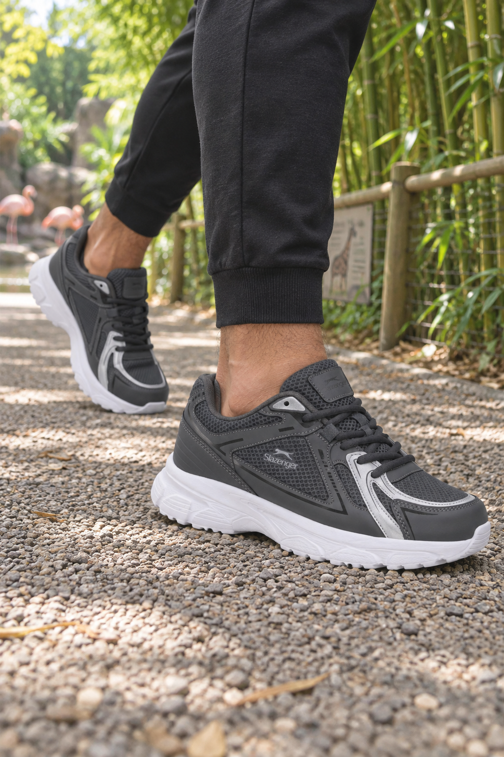 Zapatillas de running Slazenger Opsist — Gris oscuro / Plateado (hombre), en los pies