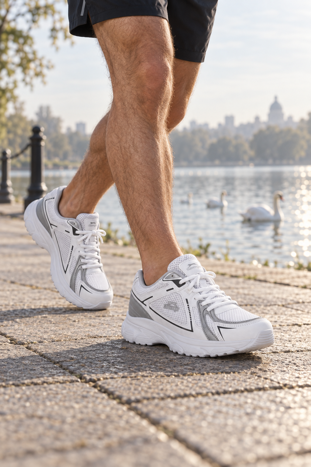 Zapatillas de running Slazenger Opsist — Blanco / Plateado (hombre), en los pies