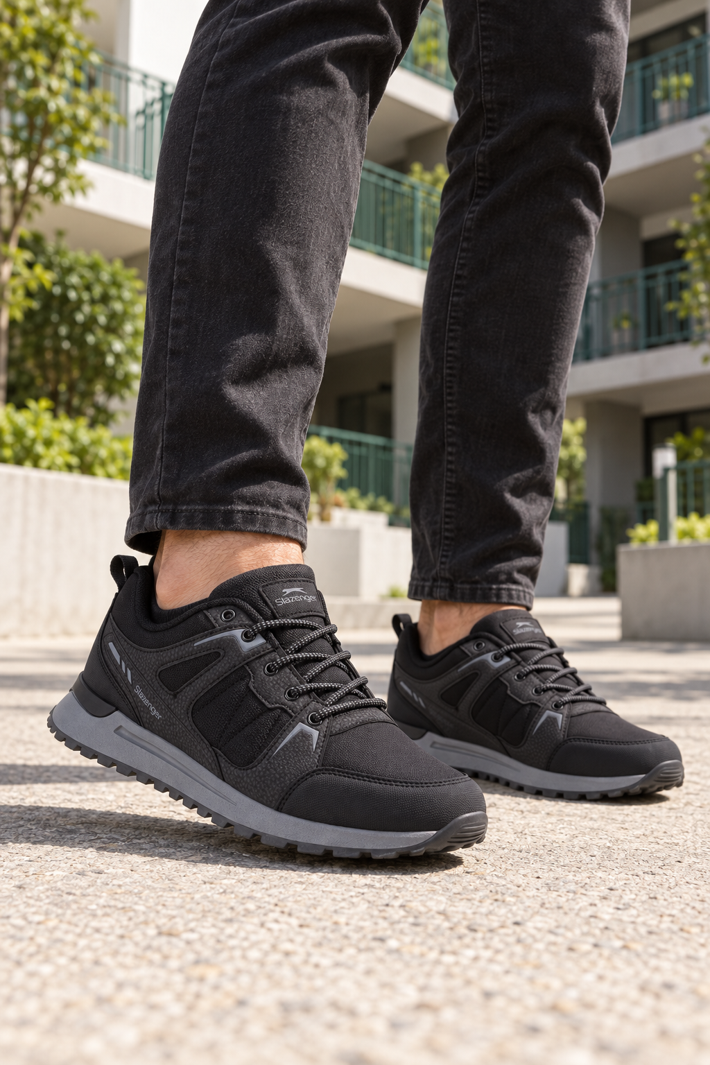 Baskets Slazenger Outback — Noir / Gris foncé (homme), aux pieds