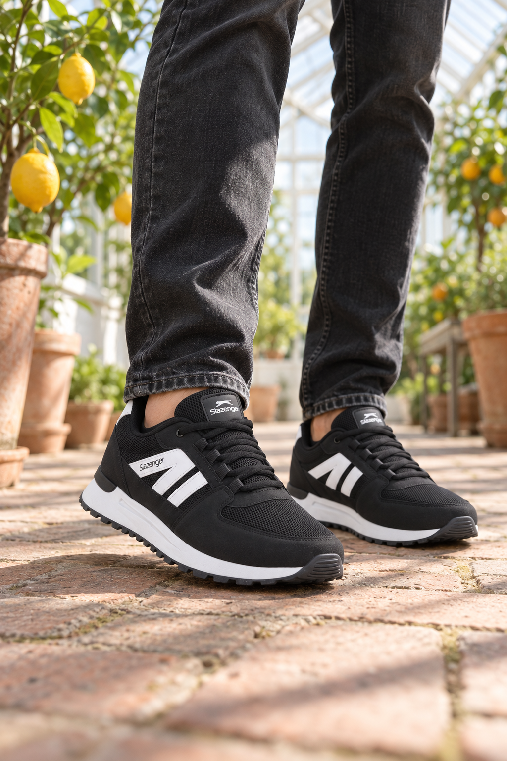 Slazenger Outlaws Sneaker — Schwarz / Weiß (Herren), am Fuß