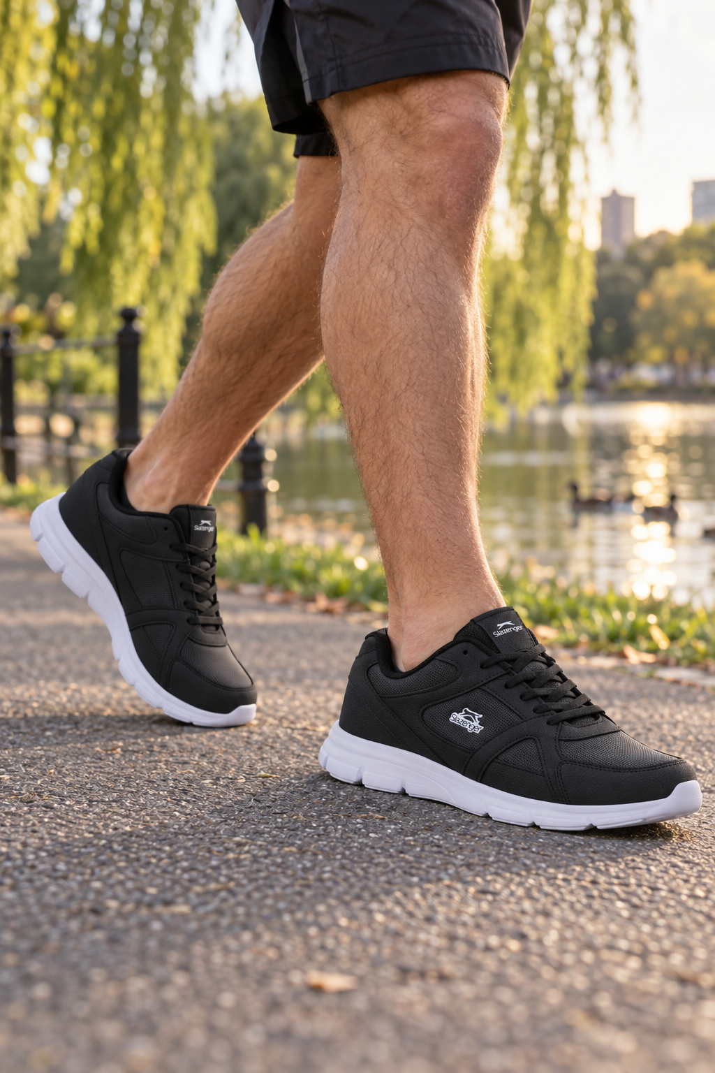 Slazenger Pera Laufschuhe — Schwarz / Weiß (Herren), am Fuß