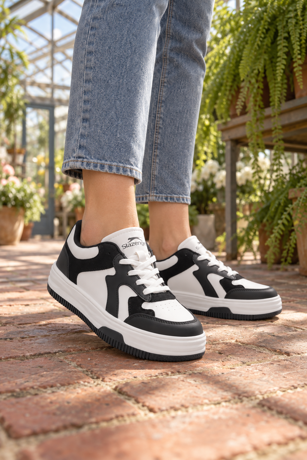 Baskets Slazenger Pinto — Noir / Blanc (femme), aux pieds