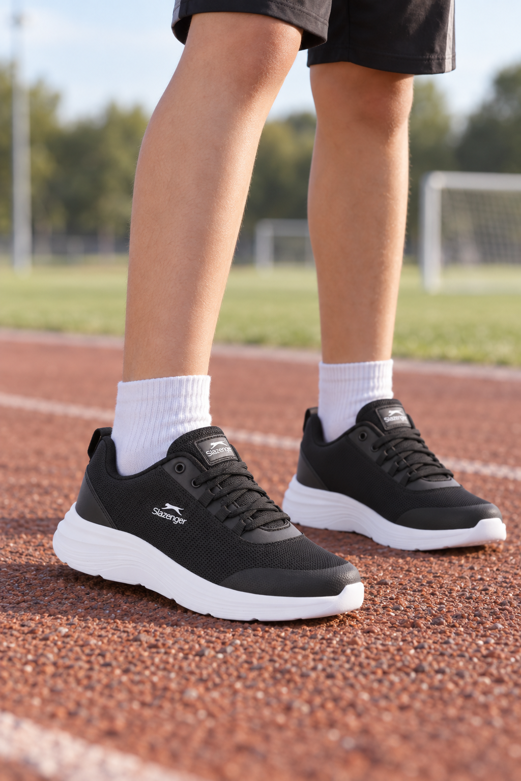 Zapatillas de running Slazenger Plank — Negro / Blanco (junior), en los pies