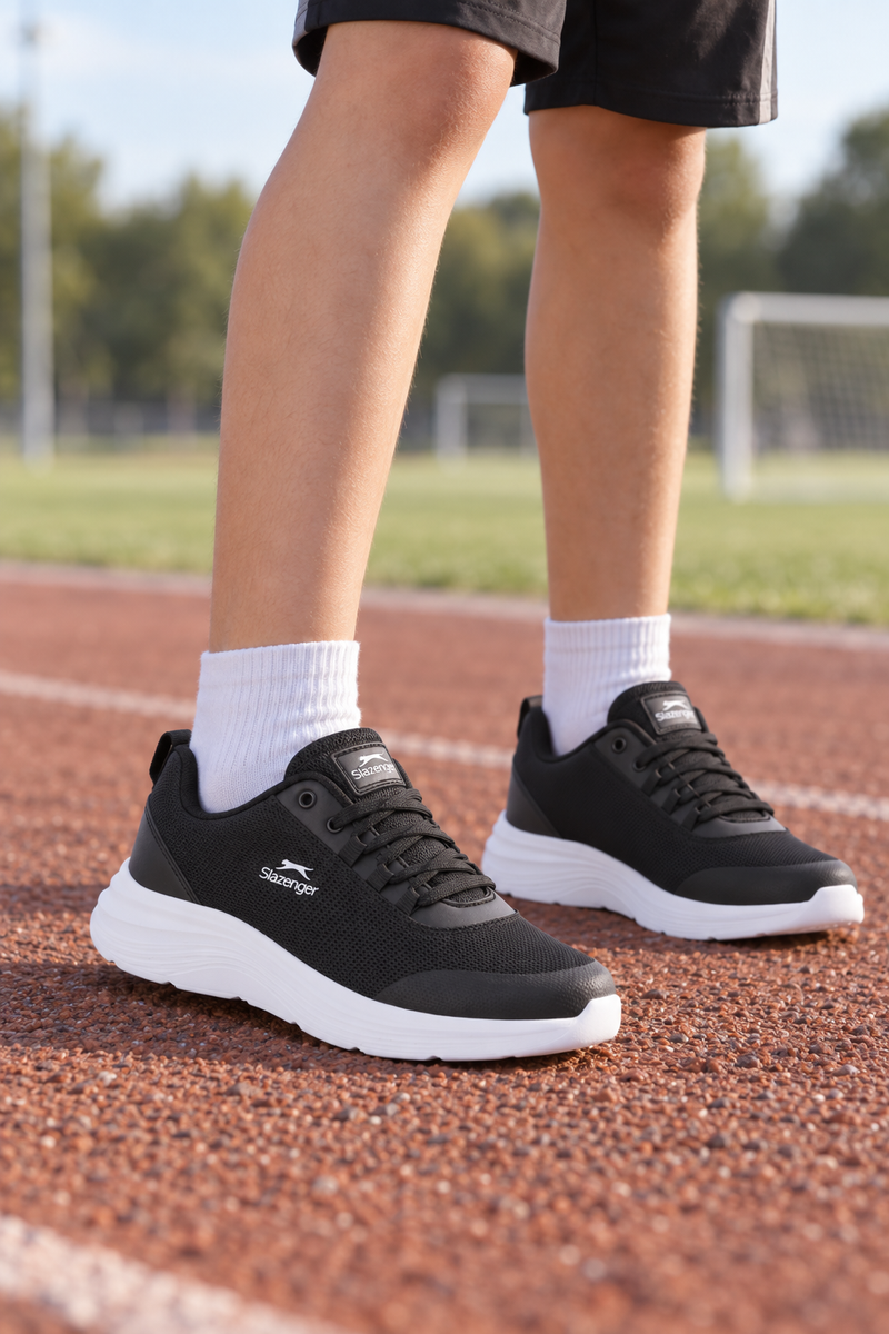 Zapatillas de running Slazenger Plank — Negro / Blanco (junior), en los pies