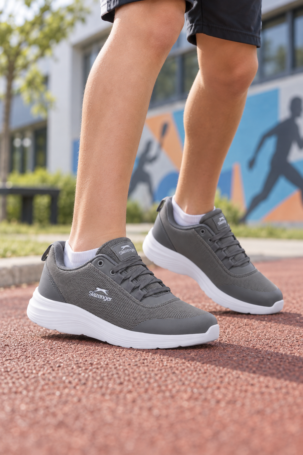 Zapatillas de running Slazenger Plank — Gris oscuro (junior), en los pies