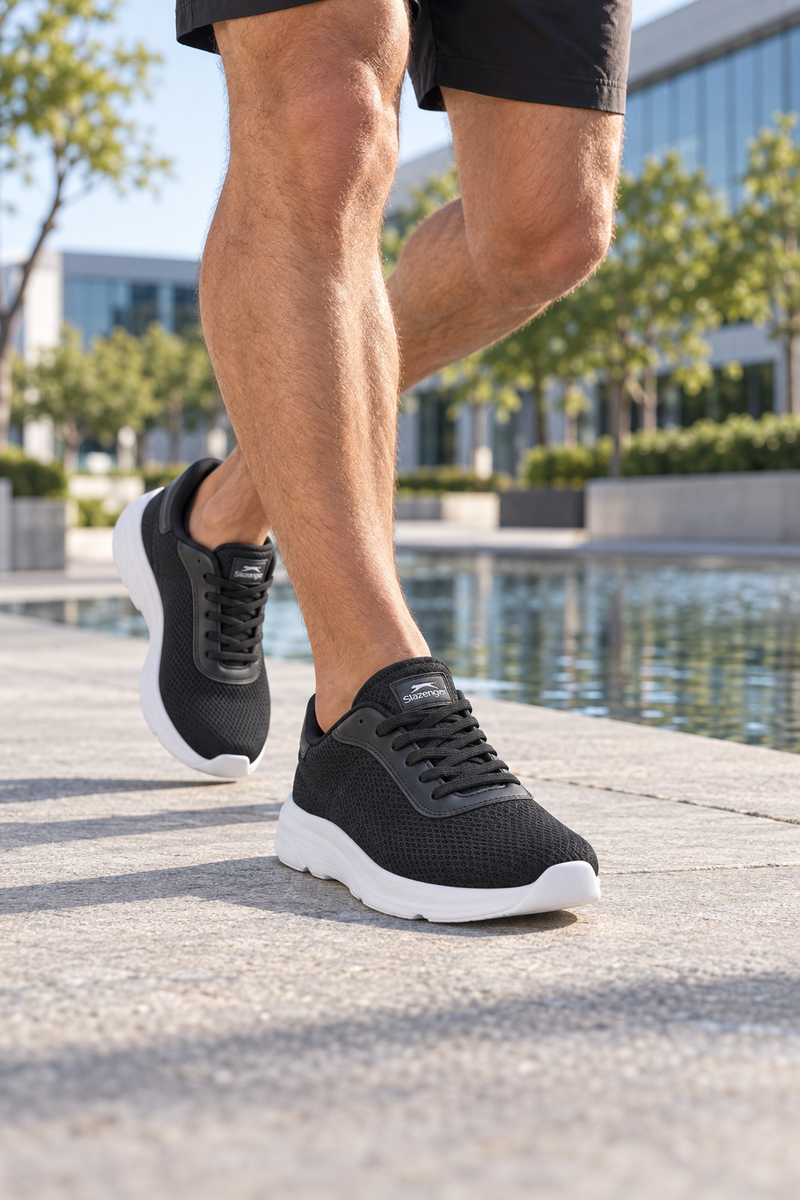 Zapatillas de running Slazenger Proofix — Negro / Blanco (hombre), en los pies