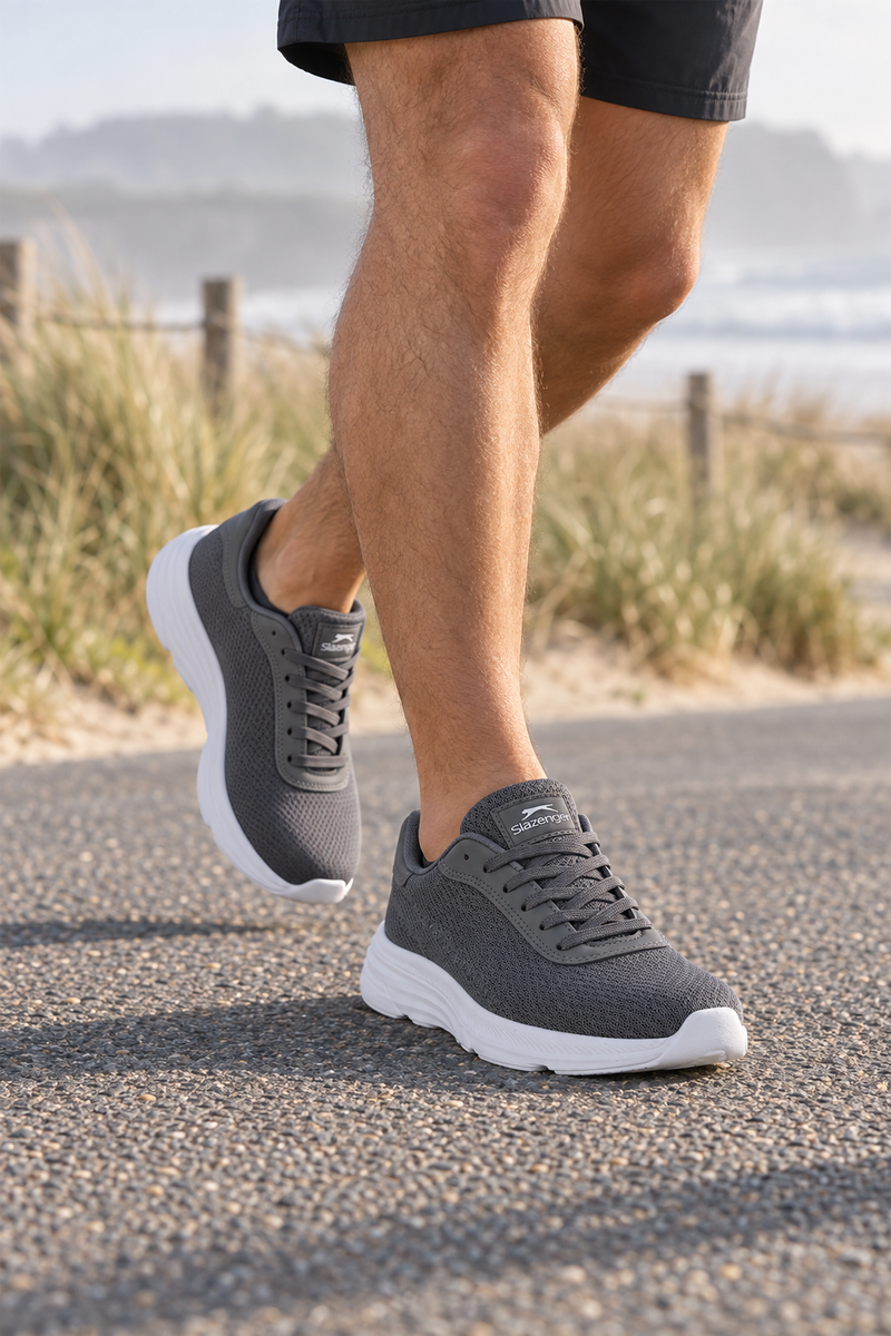 Zapatillas de running Slazenger Proofix — Gris oscuro (hombre), en los pies